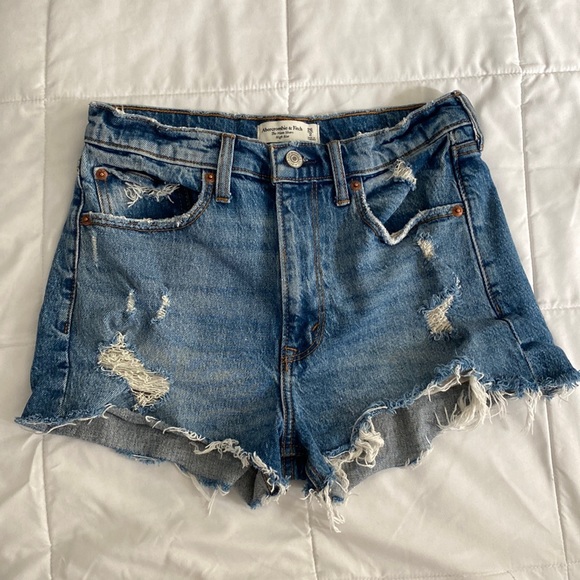Abercrombie & Fitch Curve Love High Rise The Mom Short in Medium Wash size 2 - Picture 1 of 4